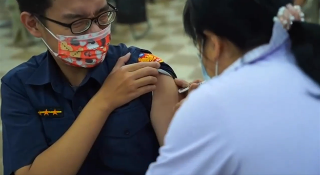 新北警局长黄宗仁在看到亚东医院制作的「绽放-亚东医院用爱融化疫情」MV深受感动，主动用emome简讯发给所有警察同仁。（新北市警察局提供）