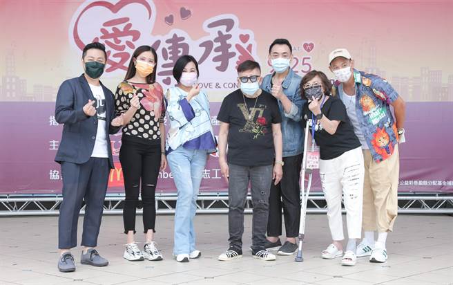 纪宝如（右2）号召群星举办公益演唱会。（罗永铭摄）