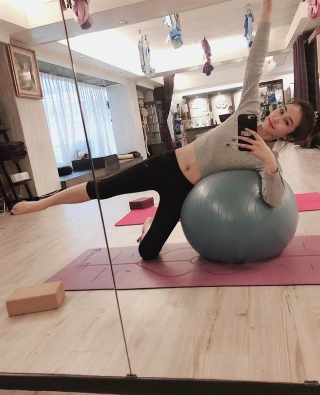 黃心娣做瑜珈來舒展身體。（周子娛樂提供）