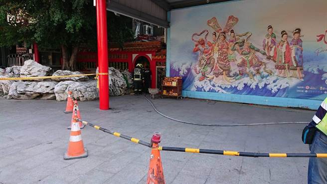 大甲镇澜宫旁的巷子下午发生施工挖断管线，造成瓦斯外泄。（消防局提供／陈淑娥台中传真）