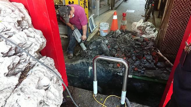 大甲镇澜宫旁的巷子下午发生施工挖断管线，造成瓦斯外泄。（消防局提供／陈淑娥台中传真）