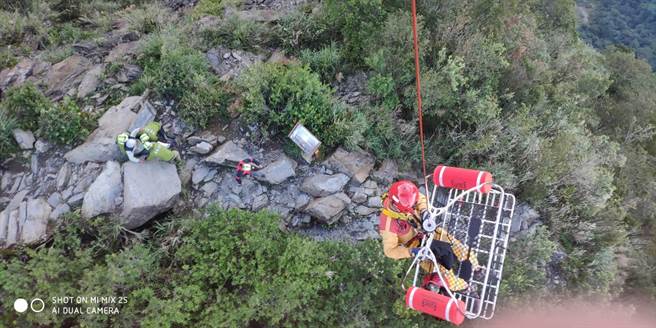 男子单登北大武山意外骨折，警消出动直升机救援送医。(屏东县消防局提供)