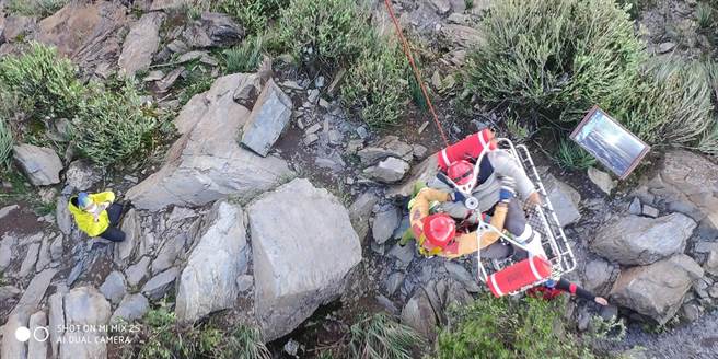 男子单登北大武山意外骨折，警消出动直升机救援送医。(屏东县消防局提供)