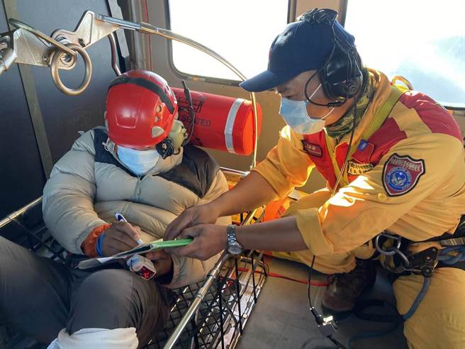 男子单登北大武山意外骨折，警消出动直升机救援送医。(屏东县消防局提供)