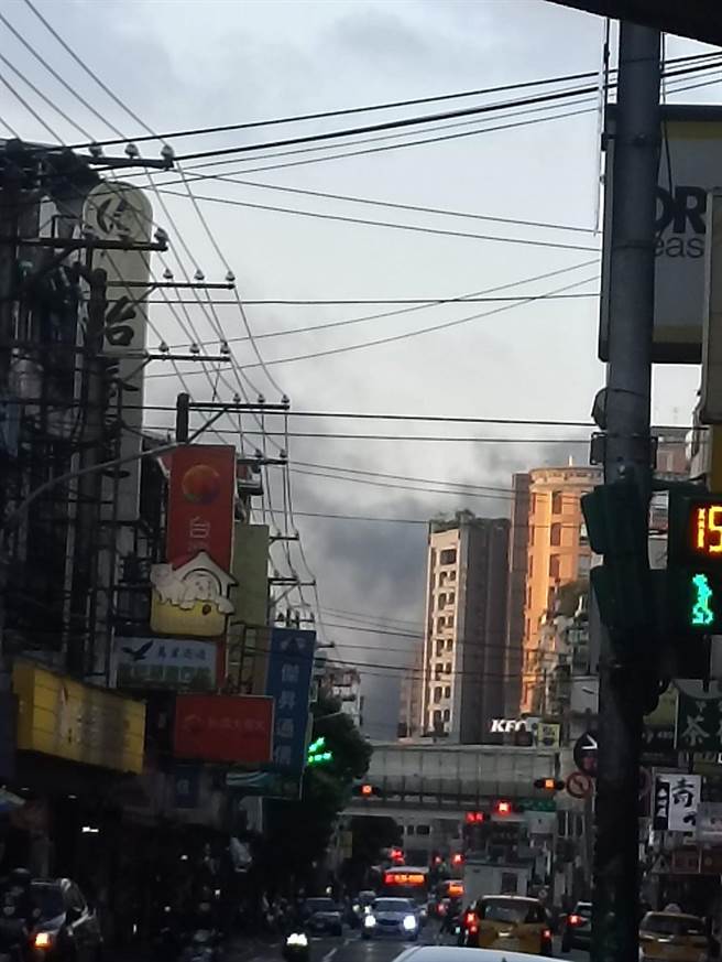 新北市中和区中板路47巷内某废车回收厂今（25日）下午5时许传出火警，火舌从厂房内窜出，周围民眾都可清楚看到浓烟直窜天际。（摘自我是中和人脸书）
