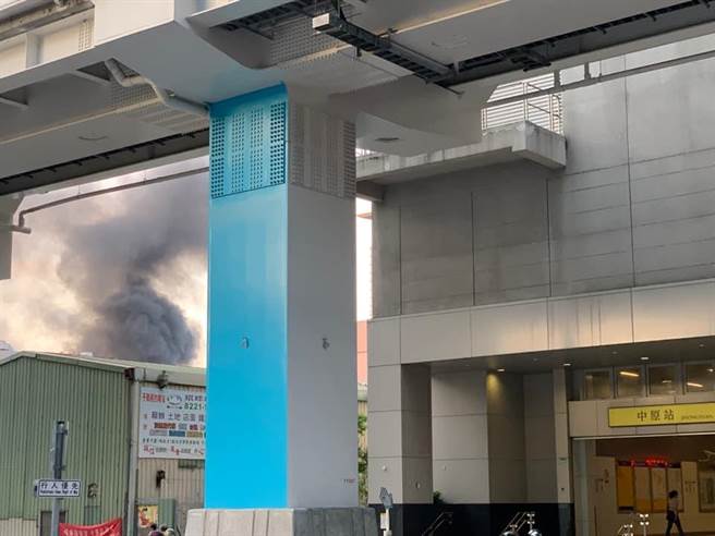 新北市中和区中板路47巷内某废车回收厂今（25日）下午5时许传出火警，火舌从厂房内窜出，周围民眾都可清楚看到浓烟直窜天际。（摘自我是中和人脸书）