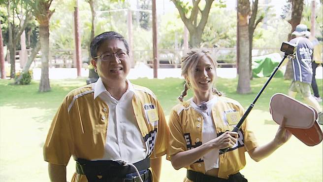 新竹县长杨文科（左）跟「豆花妹」蔡黄汝在节目中成为队友。（中视提供）
