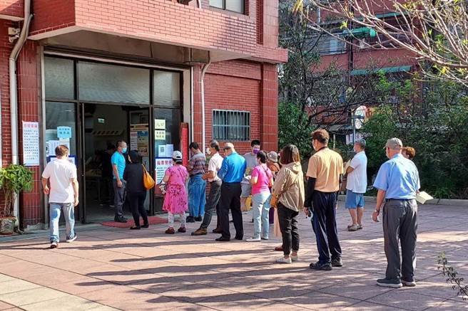 国民党党主席之争25日登场，桃园市选举人数有2万6266人，受惠天气佳，一早20个投开票所都涌入人潮，不到8点已有长长排队人龙。（蔡依珍摄）