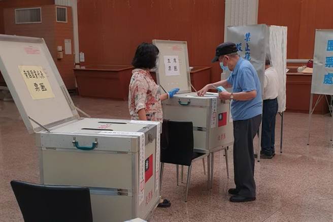 国民党党主席之争25日登场，桃园市选举人数有2万6266人，受惠天气佳，一早20个投开票所都涌入人潮，不到8点已有长长排队人龙。（蔡依珍摄）