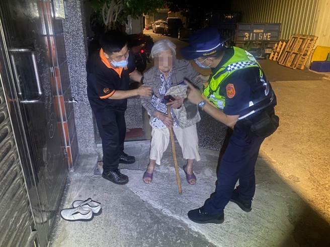 桃園市失智症的95歲張姓老婦，25日凌晨趁著家人熟睡，獨自一人偷溜出門，所幸遇到熱心員警。（警方提供）