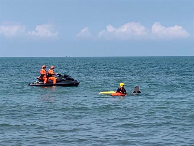 刘姓男子到观夕平台海域轻生获救。（海巡署提供／程炳璋台南传真）