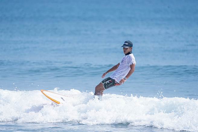 鼓鼓衝浪架势十足。（相信音乐提供）