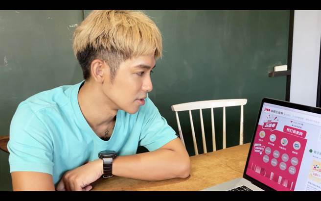 鼓鼓上网登记五倍券。（相信音乐提供）