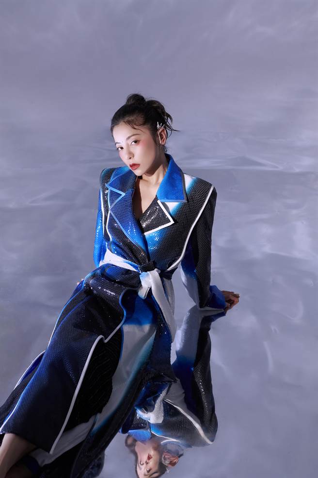 丁噹忙巡演之余抽空练拳击健身。（XBlush Magazine提供）