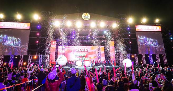 花莲推出振兴五倍券优惠方案，游客有机会抽中大奖，下半年率续推出观光活动，图中，每年盛大的太平洋观光节演唱会，歌手连续献唱，已成知名观光活动之一。（资料照片／王志伟花莲传真）