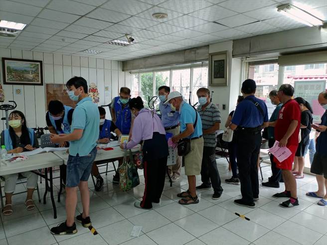 新竹市国民党员对于党主席的选择倾向支持张亚中。（邱立雅摄）