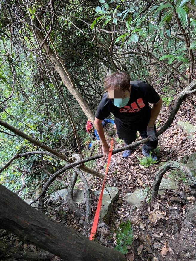 林姓男子单攻台中市和平区波津加山，不慎滑落40米深碎石坡处。（台中市消防局提供／陈淑娥台中传真）