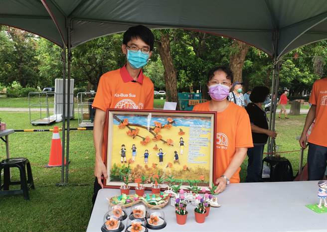 台南市东山区吉贝耍国小以轻质土捏出结合西拉雅文化的手工艺品。（刘秀芬摄）