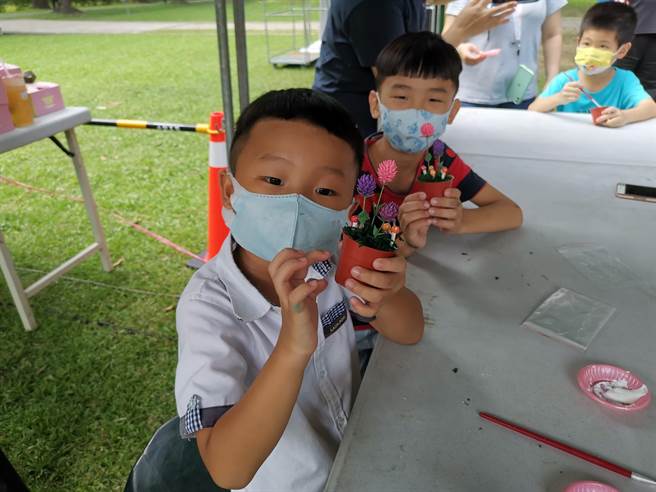 小朋友体验以轻质土捏出西拉雅族花冠上使用的圆仔花小盆栽。（刘秀芬摄）