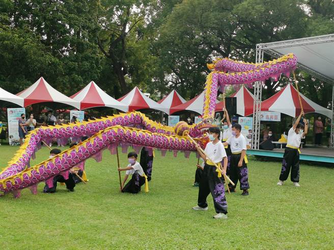 子龙国小紫色的舞龙队经常受邀外出表演。（刘秀芬摄）