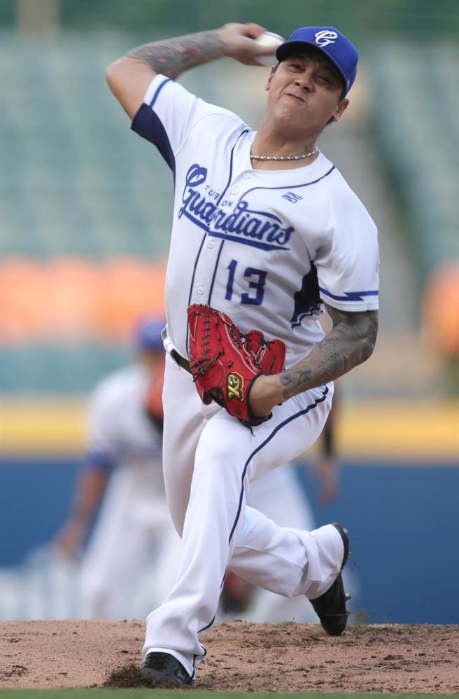 富邦悍將投手陳鴻文奪下相隔1259天的先發勝。（季志翔攝）