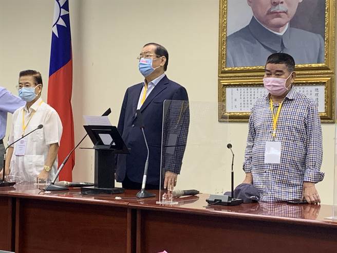 主席选举中央选举监察委员会召集人曾永权稍早宣布投票结果，朱立伦获8万5164票当选党主席。（林缙明摄）