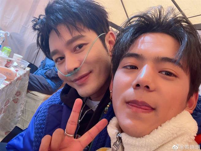 黄晓明晒出和丁真合照，他却鼻戴吸氧管，健康状况引热议。(图/ 摘自黄晓明微博)