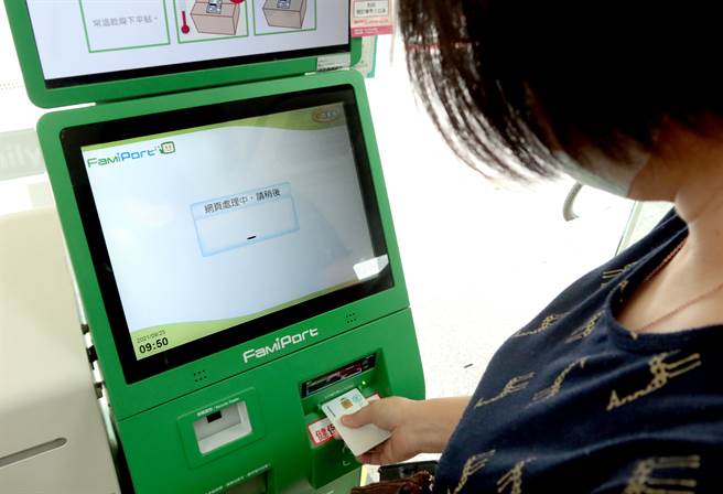 25日早上9點開放五倍券紙本登記，超商前也出現排隊人潮。(圖／粘耿豪攝)