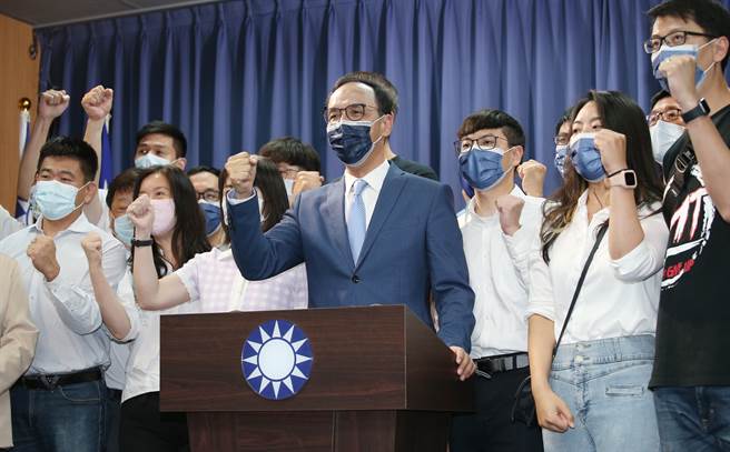 國民黨主席選舉當選人朱立倫（中）25日在黨中央舉行記者會，並支持者一起高喊加油口號。（姚志平攝）