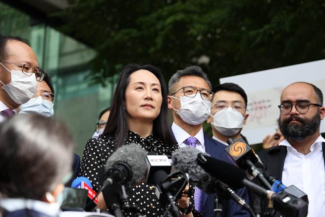 圖為孟晚舟在位於加拿大溫哥華的不列顛哥倫比亞省高等法院門前向媒體發表聲明。（圖／中新社資料照）