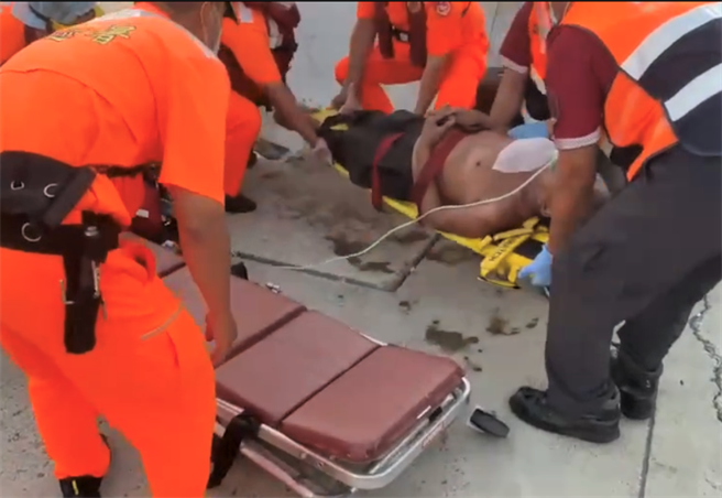 渔民落海，七美消防分队会同安检所人员紧急抢救。（消防局提供／陈可文澎湖传真）