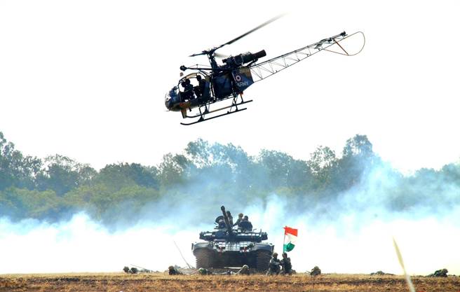 退役印度陸航少將指出，裝備老舊、飛行員過度自信、搭檔飛行的同僚太過親密，以及飛行員急於結束任務，都可能導致失事。（圖／印度陸軍臉書）