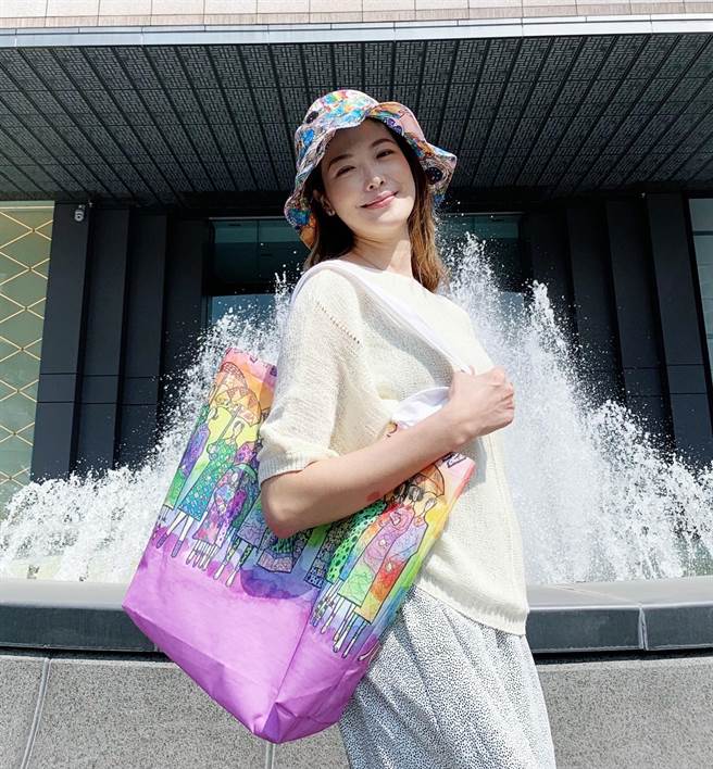 姚采颖的帽子和背包是Henry画作的周边商品。(洪秀瑛摄)   