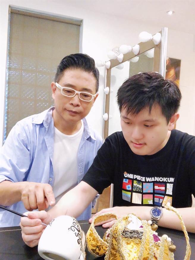 朱正生认真指导Henry。(朱正生提供)    