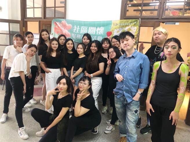 朱正生日前带全班学生到松菸支持Henry的创作展。(朱正生提供)  