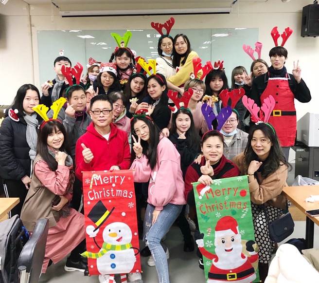 朱正生和学生们的感情十分要好。(朱正生提供)  