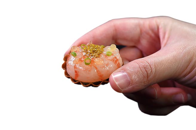 〈缟虾〉用薄脆「金杯」盛装，虾肉用昆布腌渍，上有虾卵、底下衬着毛豆仁提味。图／姚舜