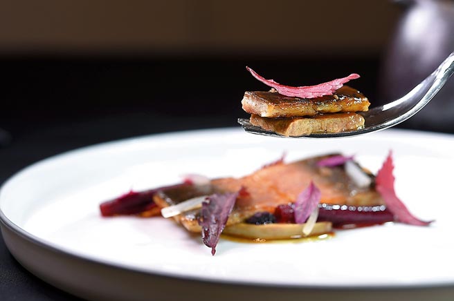 〈鸭肝〉是以先蒸过再将表皮煎炙得「恰恰」的台南白鳗，搭配香煎鸭肝。图／姚舜