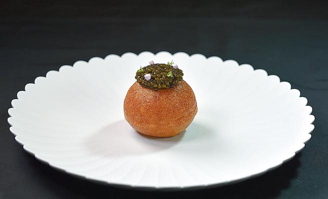 〈帝王蟹〉内馅主要是帝王蟹肉，再以法国Kaviari鲟龙鱼的鱼子酱搭配提味。图／姚舜