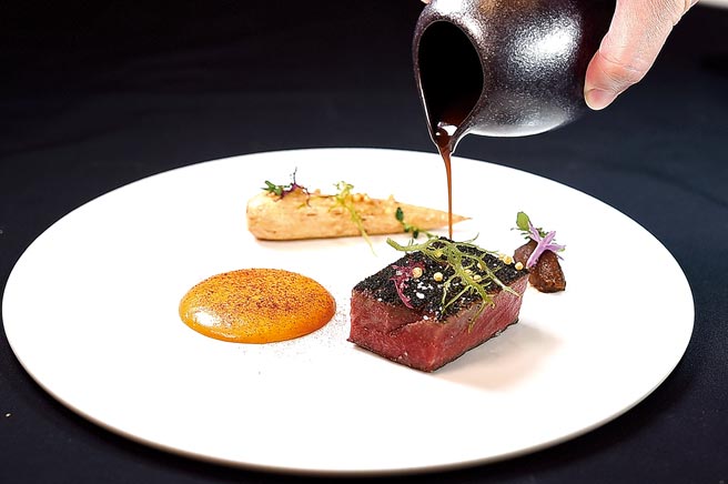 〈A5黑毛和牛〉的表层用海藻取代海盐赋味，搭配牛油制作的「创意版荷兰酱」。图／姚舜