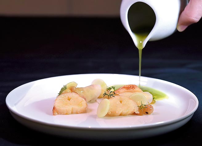 〈龙虾〉是以慢煮、口感柔嫩的龙虾肉，搭配以芹菜头切片包卷了龙虾肉和青苹果丁的菜卷呈盘。图／姚舜