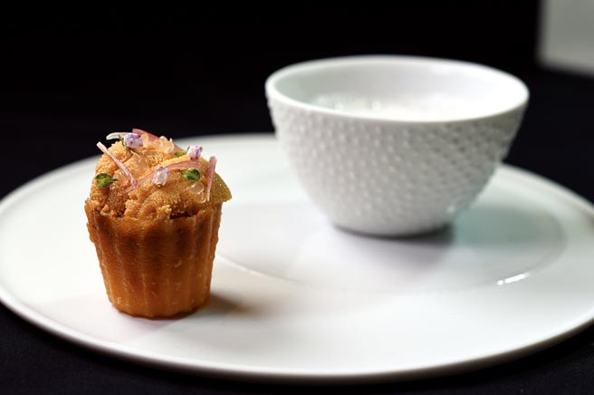 〈海胆〉日本海胆下衬着南瓜泥和Stracciatella丝绸乳酪，上菜时搭配凤梨柠檬汁。图／姚舜