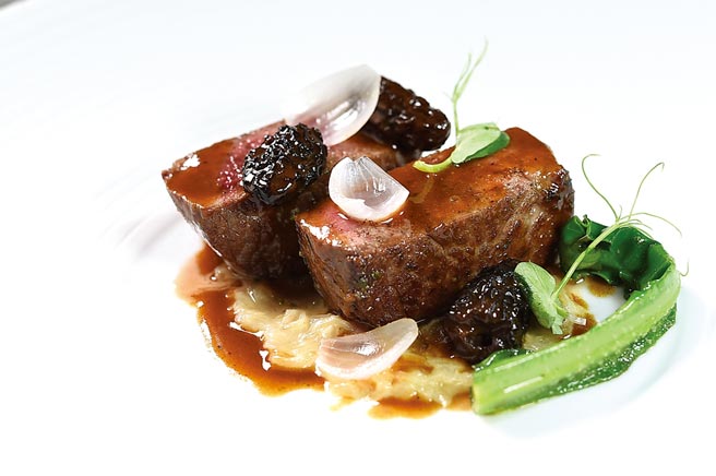 〈台湾牛菲力〉是用芸彰牧场的台湾牛菲力烤制，奶油洋葱舖底、羊肚菌酱汁提味，肉质柔嫩且细细嚼可吃出甜味。图／姚舜