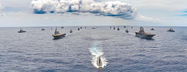 美國眾議院日前表決通過「2022財政年度國防授權法案」。圖為2020年的環太平洋軍演共有10國參加。（摘自美國太平洋艦隊臉書）