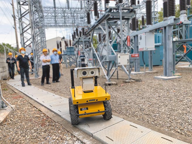 工研院与台电发表国人自主开发的户外巡检机器人。台电已将其进驻到万华二次变电所，依照设定时程自动替电容器、主变压器等设备安全把关，未来将拓展应用到国营及民营企业变电站。（工研院提供）