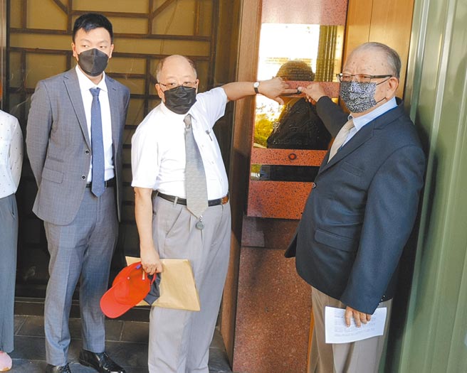 台苯公司董事黄柏豪（左起）、徐定睿、刘正元24日赴台北地检署，按铃告发董事长林文渊、前总经理陈柏元涉犯证交法特别背信罪嫌。（黄捷摄）