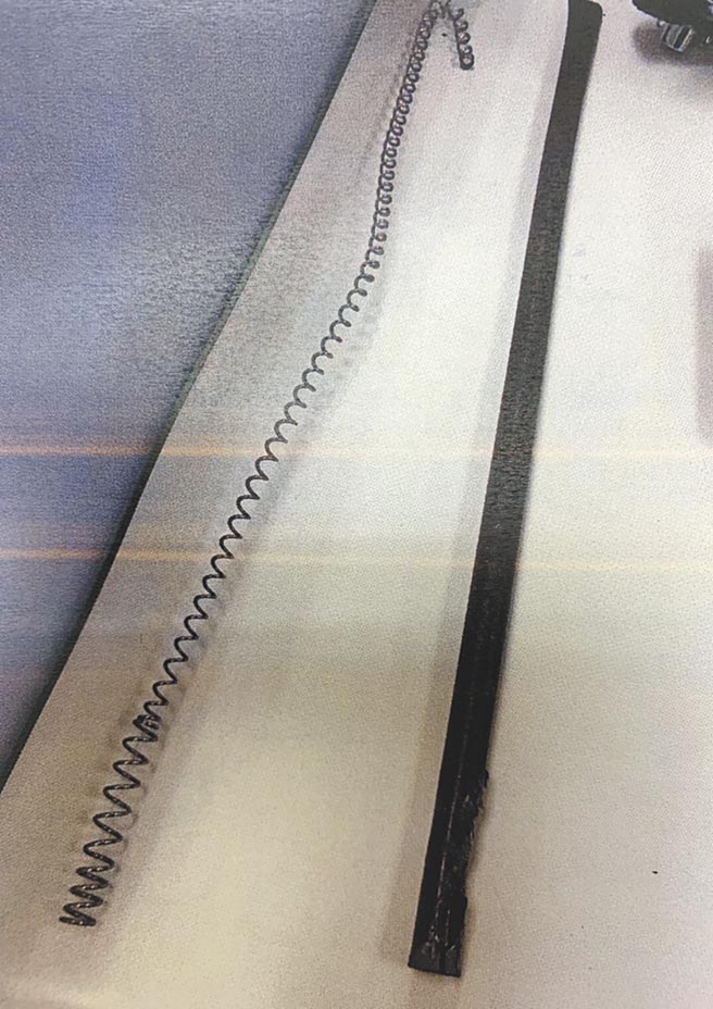 桃园市余姓男子去年5月拿自制铁棒连结弹簧窃取夹娃娃机物品，遭检方依窃盗罪嫌声请简易判决，但法官拿铁棒敲自己头发现很痛，改依携带凶器窃盗罪判决。（翻摄照片／赖佑维桃园传真）