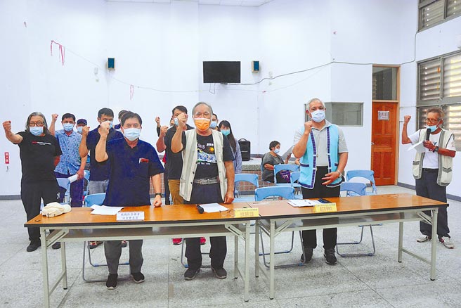 玻士岸部落會議主席洛帝．尤道（前排中）率族人召開說明會，指礦下居民田明正不能代表整體部落意見，強調下週將召開部落說明會，彙整族人對亞泥意見。（王志偉攝）