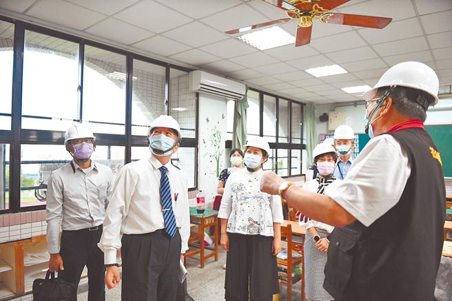 行政院副院长沈荣津（左二）由县长徐榛蔚（中）陪同到花莲视察校园建置冷气装备情形。（花莲县府提供／王志伟花莲传真）
