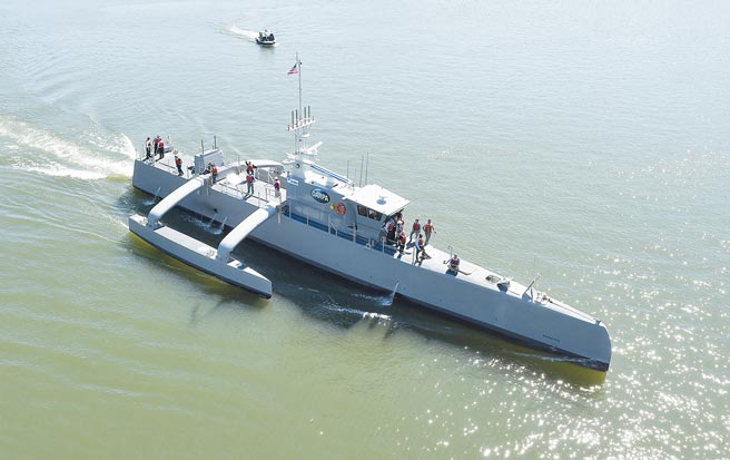 海獵號（Sea Hunter）是美國防高等研究計畫署（DARPA）的「持續追蹤反潛無人艦（ACTUV）」計畫的一部份。（摘自美國海軍官網）